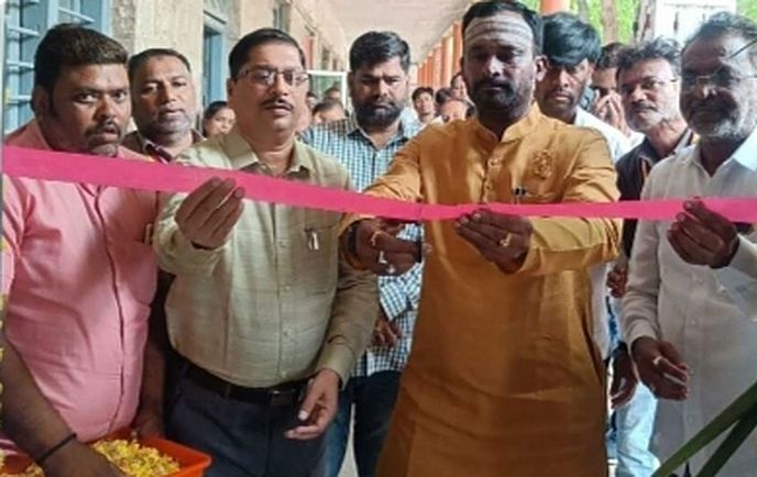 ग्राम अधिकारियों को बांटे लैपटॉप