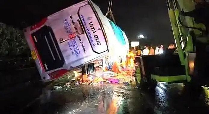 नियंत्रण खोने से निजी बस पलटी : दो की मौत, छह घायल