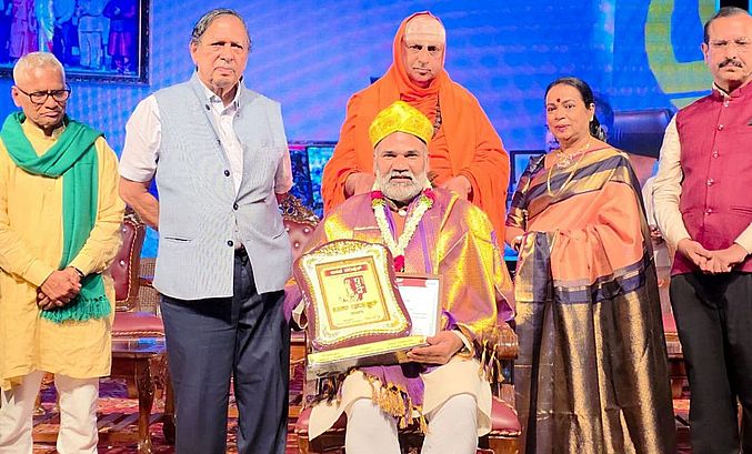 विभिन्न क्षेत्रों में सेवा करने वालों को सम्मानित करना सराहनीय कार्य