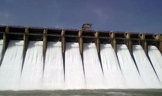 जलाशय में भारी मात्रा में पानी का प्रवाह बढ़ा