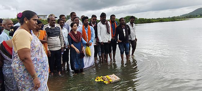 हूलिकेरी इंद्रम्मन झील का निरीक्षण