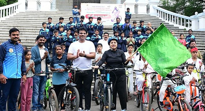 जिलाधिकारी ने किया साइक्लोथॉन का शुभारंभ