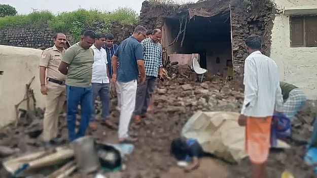 लगातार बारिश से मकान की दीवार गिरी, महिला की मौत