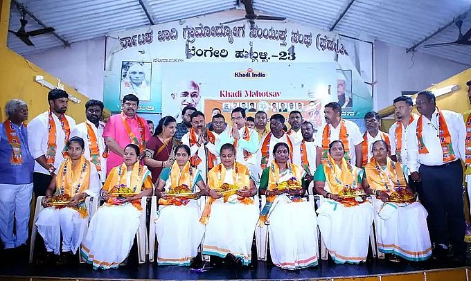 खादी ग्रामोद्योग केंद्र में कर्मचारियों का सम्मान