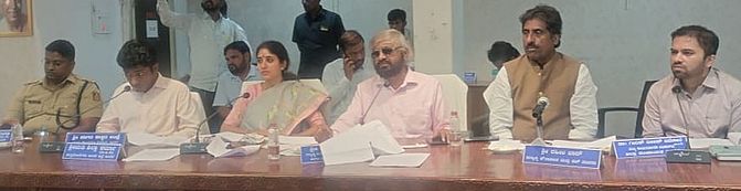 लगातार बारिश से फसल और सड़कें प्रभावित