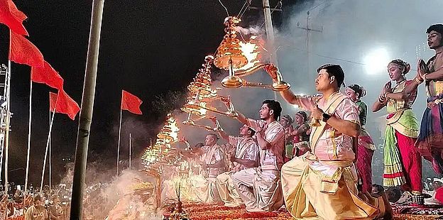 कृष्णा नदी के तट पर कृष्णा आरती