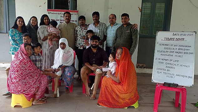 पुण्यतिथि पर दिव्यांगों को कृत्रिम पैर प्रदान