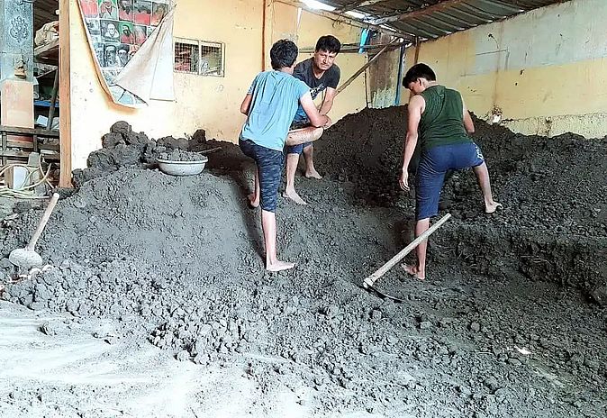 गणपति की मिट्टी की मूर्तियों के लिए नहीं मिल रही तालाब की मिट्टी