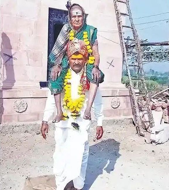 रायबाग में एक आधुनिक श्रवण कुमार