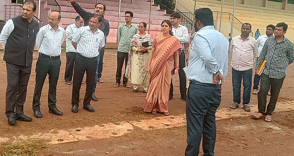 जिलाधिकारी ने गांवों, स्कूलों और स्वास्थ्य केंद्रों का किया निरीक्षण