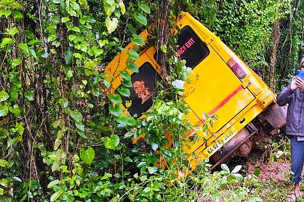 स्कूल बस पलटी, नर्सरी के बच्चे सुरक्षित बच निकले!