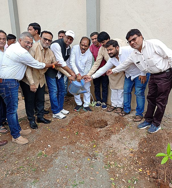 वृक्षारोपण कार्यक्रम आयोजित
