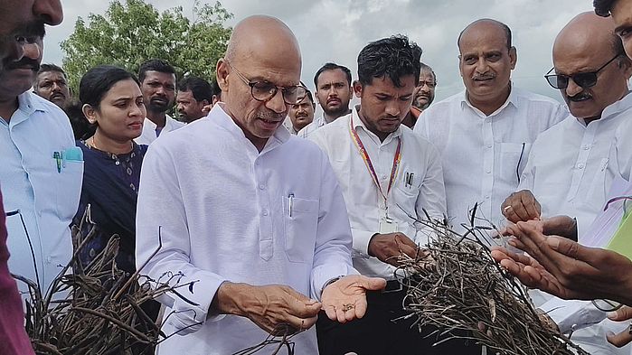 मंत्री डॉ. शरणप्रकाश पाटिल ने सेडम तालुक में फसल क्षति का किया निरीक्षण