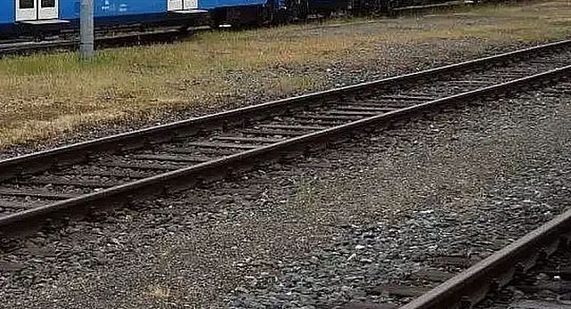 भूस्खलन से रेल यातायात प्रभावित, मार्ग बदले