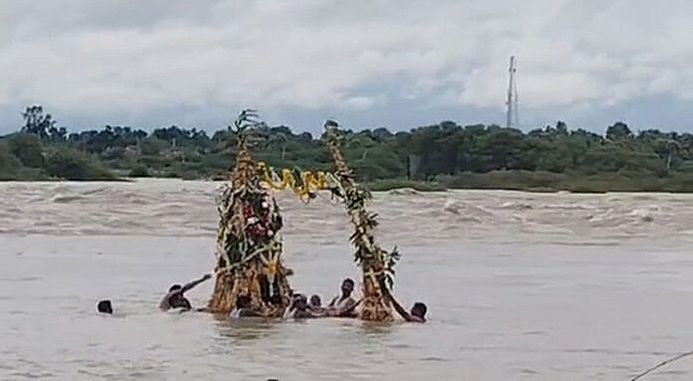 बाढ़ की परवाह किए बिना किया गद्देम्मा देवी का ‘तेप्पोत्सव’