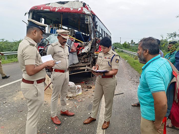 बस और लॉरी की भिड़ंत में दो की मौत, 12 घायल