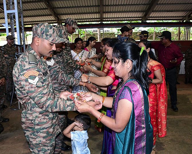 मराठा लाइट इन्फैंट्री रेजिमेंटल सेंटर में मनाया रक्षाबंधन उत्सव