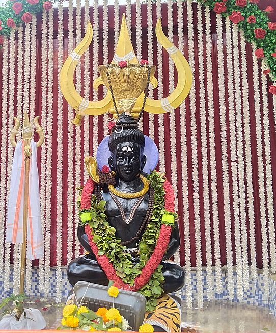 कपिलेश्वर महादेव मंदिर में उमड़ी श्रद्धालुओं की भीड़