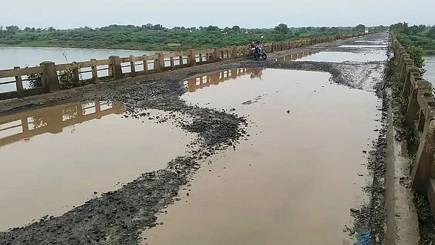 जर्जर हालत में देवणगांव पुल, ढहने का खतरा