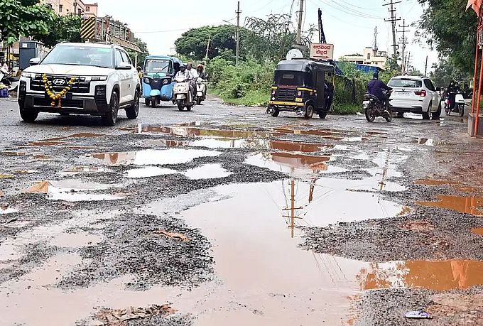 निरंतर बारिश से जनजीवन अस्त-व्यस्त