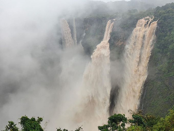 जोग जलप्रपात में जलधाराओं का अद्भुत वैभव..!