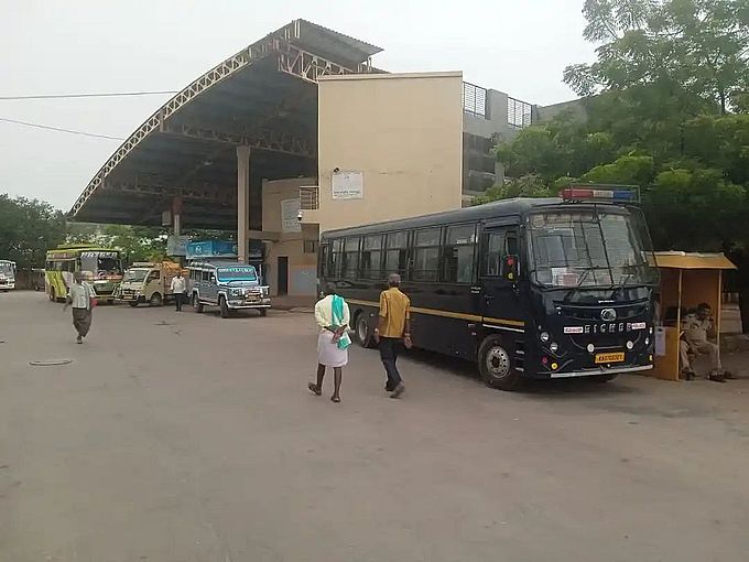 जिला केंद्र में सड़कों पर नहीं दिखी सरकारी बसें