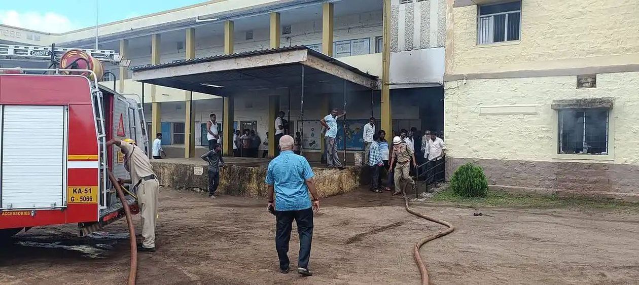 हाईस्कूल में शॉर्ट सर्किट से लगी आग, लाखों की संपत्ति क्षतिग्रस्त