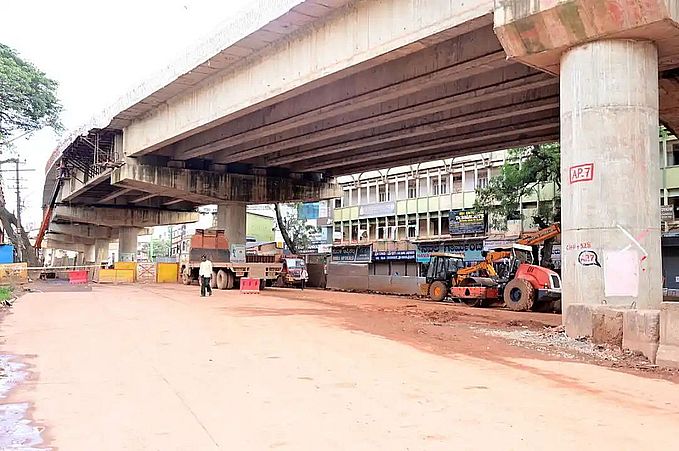 चन्नम्मा सर्कल से बसव वन तक की सड़क आंशिक रूप से खुली