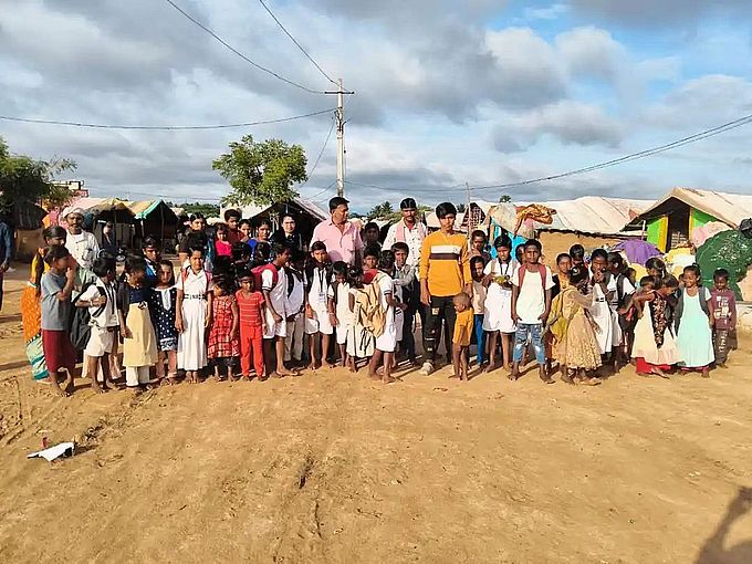 खानाबदोश बच्चों को स्कूल ले आए शिक्षक