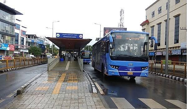 यात्रियों की परेशानी चरम पर, समयपालन में ढिलाई