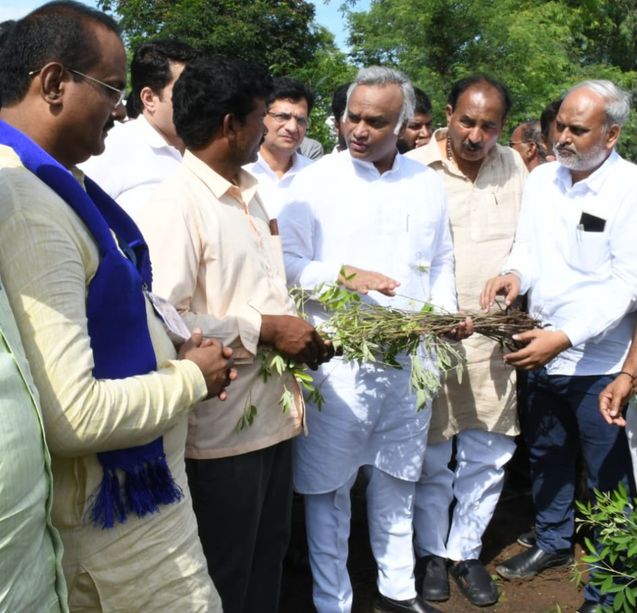 फसल क्षति का मंत्री ने किया निरीक्षण