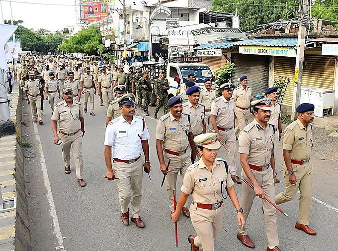 गणेश विसर्जन और ईद-मिलाद को लेकर पुलिस का फ्लैग मार्च