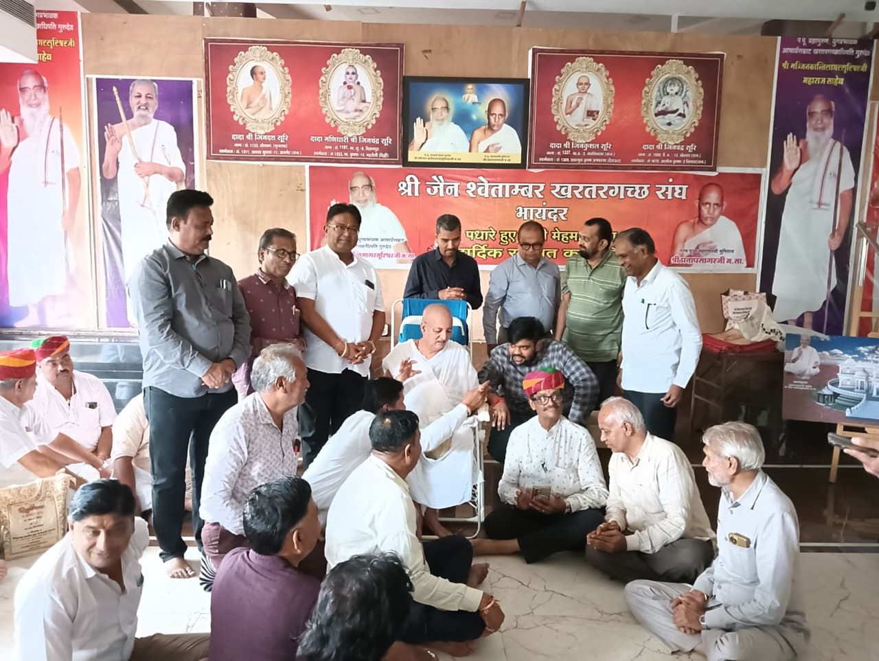 आचार्य जिनमनोज्ञ सूरीश्वर से दक्षिण भारत आगमन की विनती