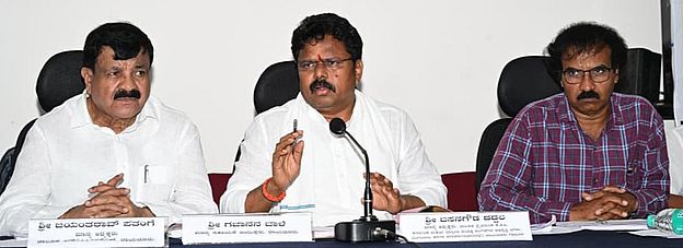 किसानों को अनुशासित उर्वरकों का वितरण करें