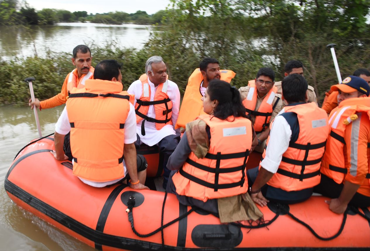 मंत्री प्रियांक खरगे ने चित्तापुर तालुक के बाढ़ प्रभावित गांवों का दौरा किया