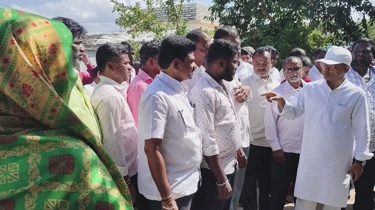 मंत्री डॉ. शरणप्रकाश पाटिल ने सटपटनल्ली में बाढ़ प्रभावित परिवारों का हालचाल जाना