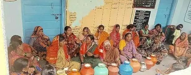 पानी की मांग को लेकर महिलाओं ने किया प्रदर्शन