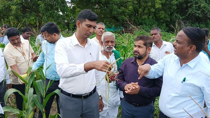 जिलाधिकारी ने किया बाढ़ प्रभावित गांवों का दौरा