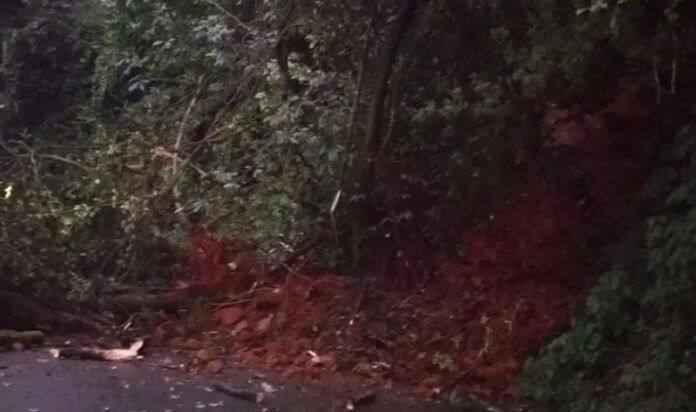 अगुम्बे घाट में भूस्खलन, वाहनों की आवाजाही ठप