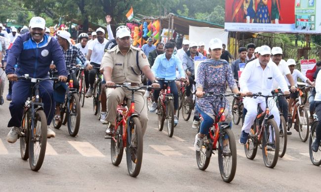 जिलाधिकारी ने लोकतंत्र को मजबूत करने पर दिया जोर