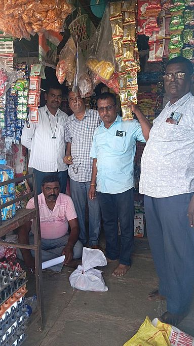 किराना दुकानों पर आबकारी विभाग की छापेमारी