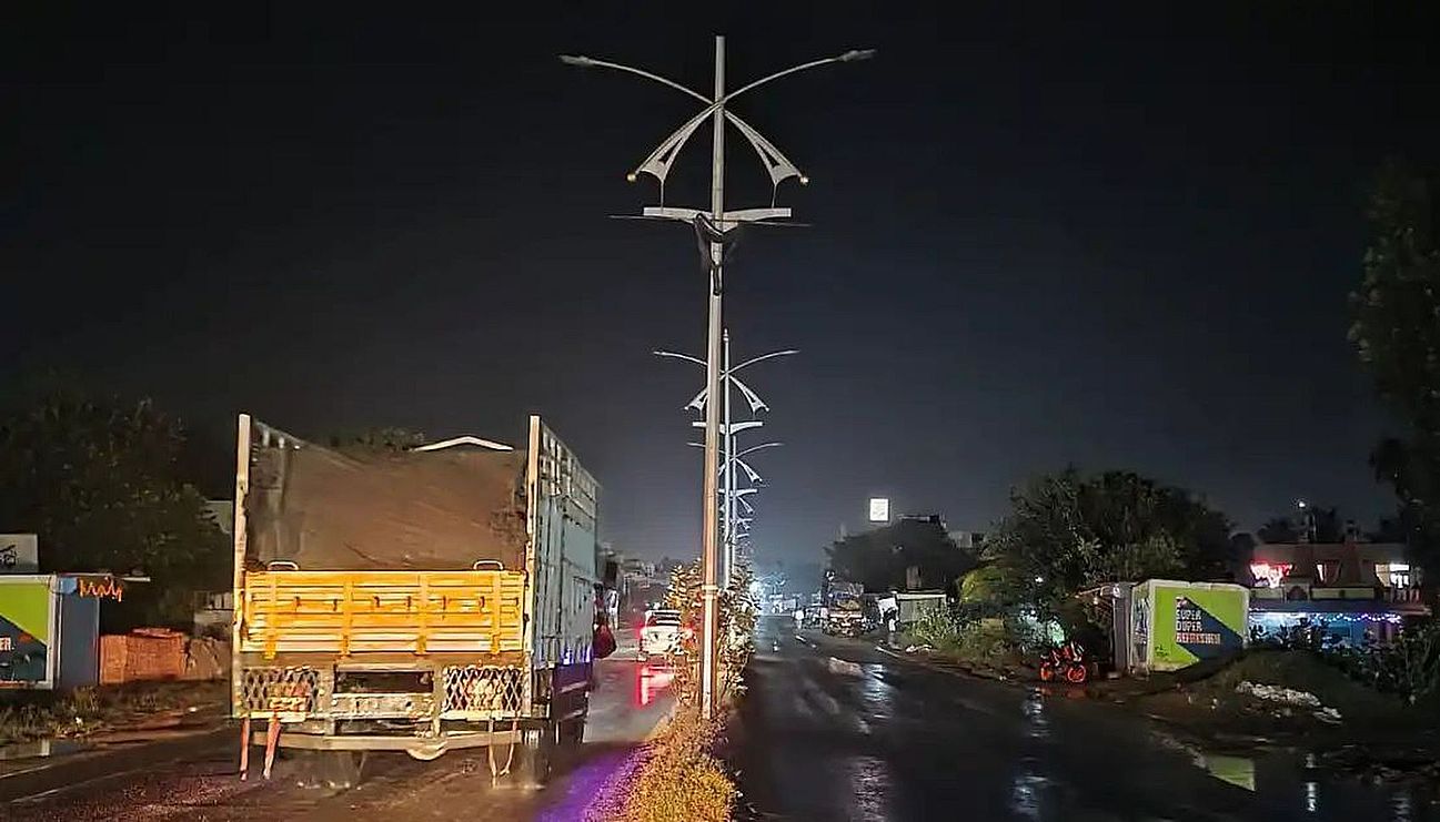 नवलगुंद की सड़कों पर पसरा अंधेरा