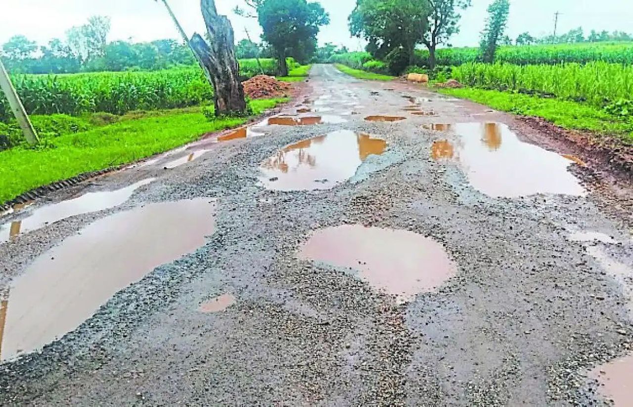 सड़कों की खस्ता हालत से यातायात प्रभावित