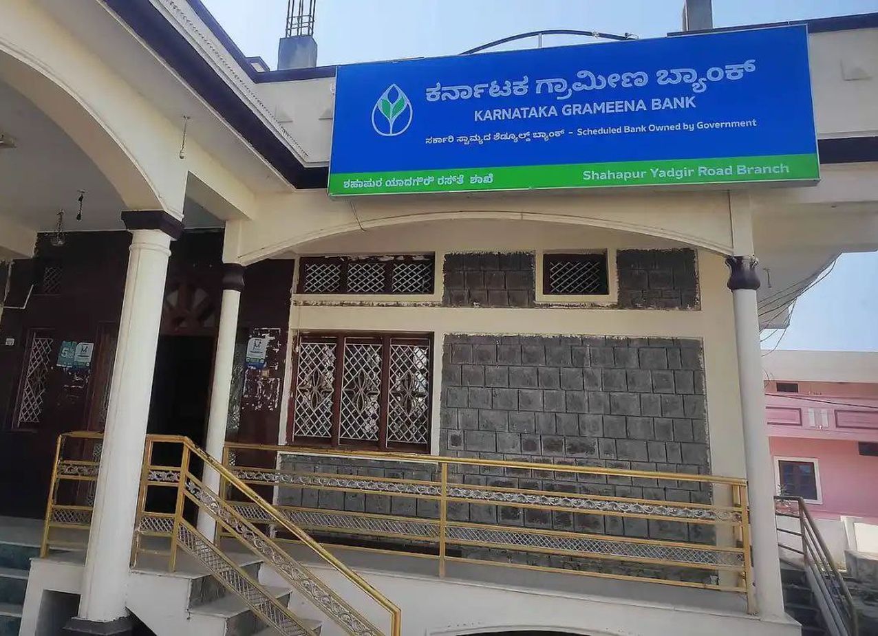 ग्रामीण बैंक प्रबंधकों पर नकदी ढोने का बोझ