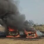 अचानक आग लगने से दो कारें जलकर खाक