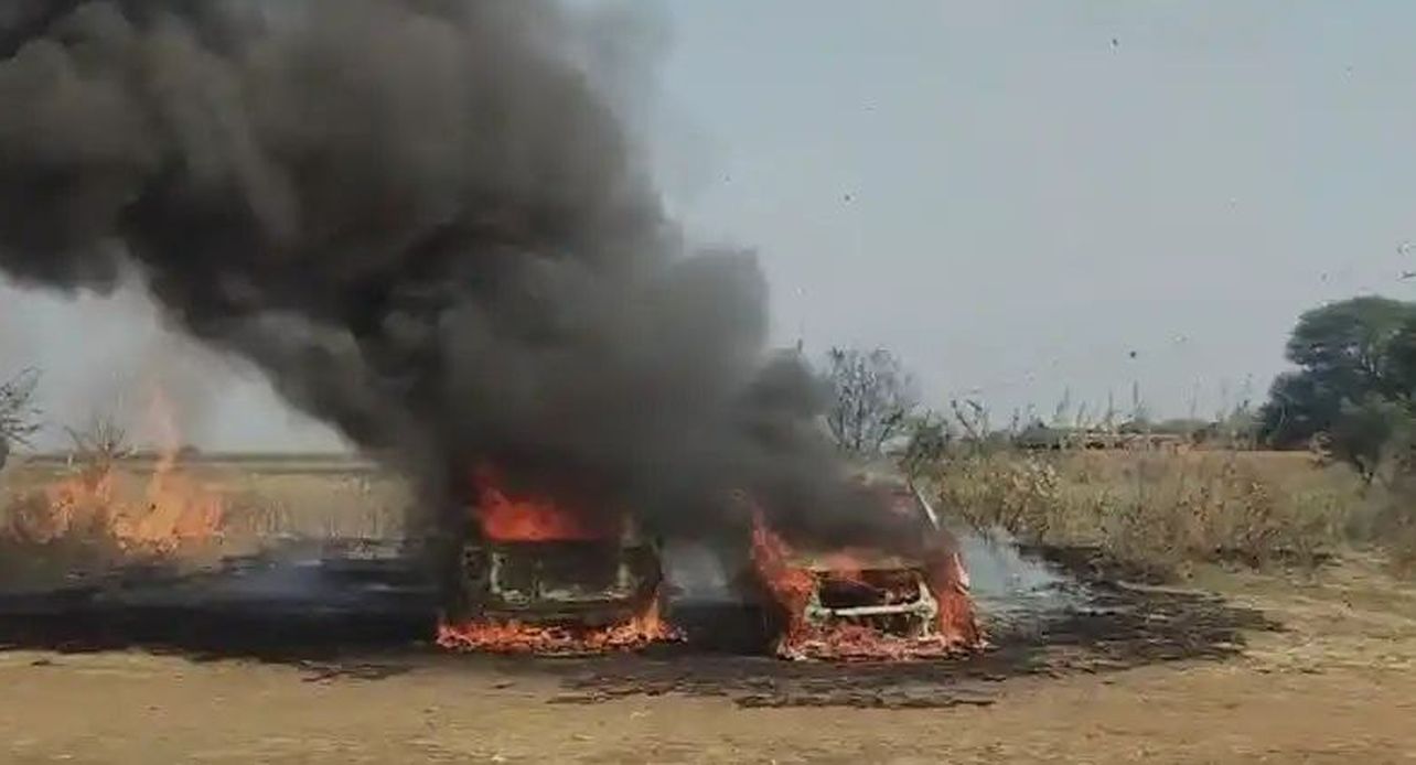 अचानक आग लगने से दो कारें जलकर खाक