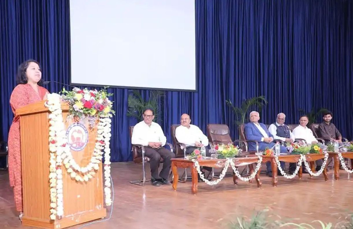 छात्रों में अनुशासन और समय पालन जरूरी