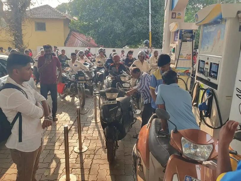अफवाह से पेट्रोल पंपों पर लगी कतारें