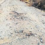 जर्जर सड़कों से परेशान लोग