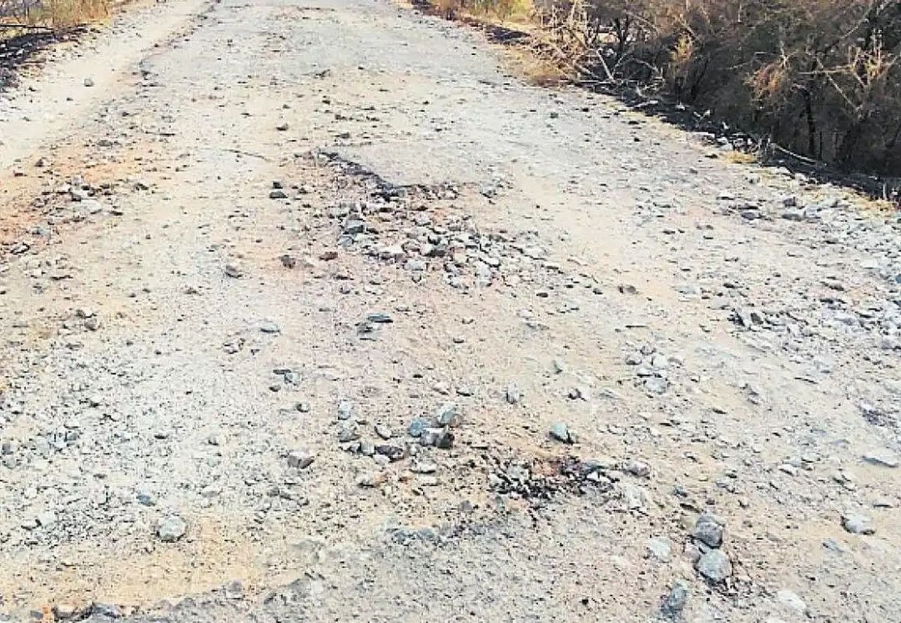 जर्जर सड़कों से परेशान लोग